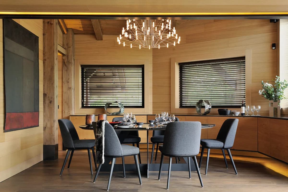 Stylish Mountain Retreat with Bright Interiors photo 4