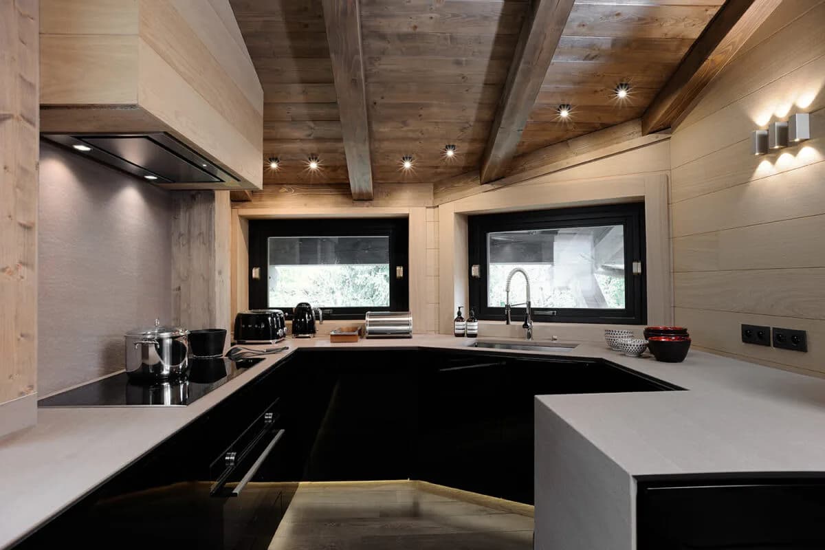 Stylish Mountain Retreat with Bright Interiors photo 5
