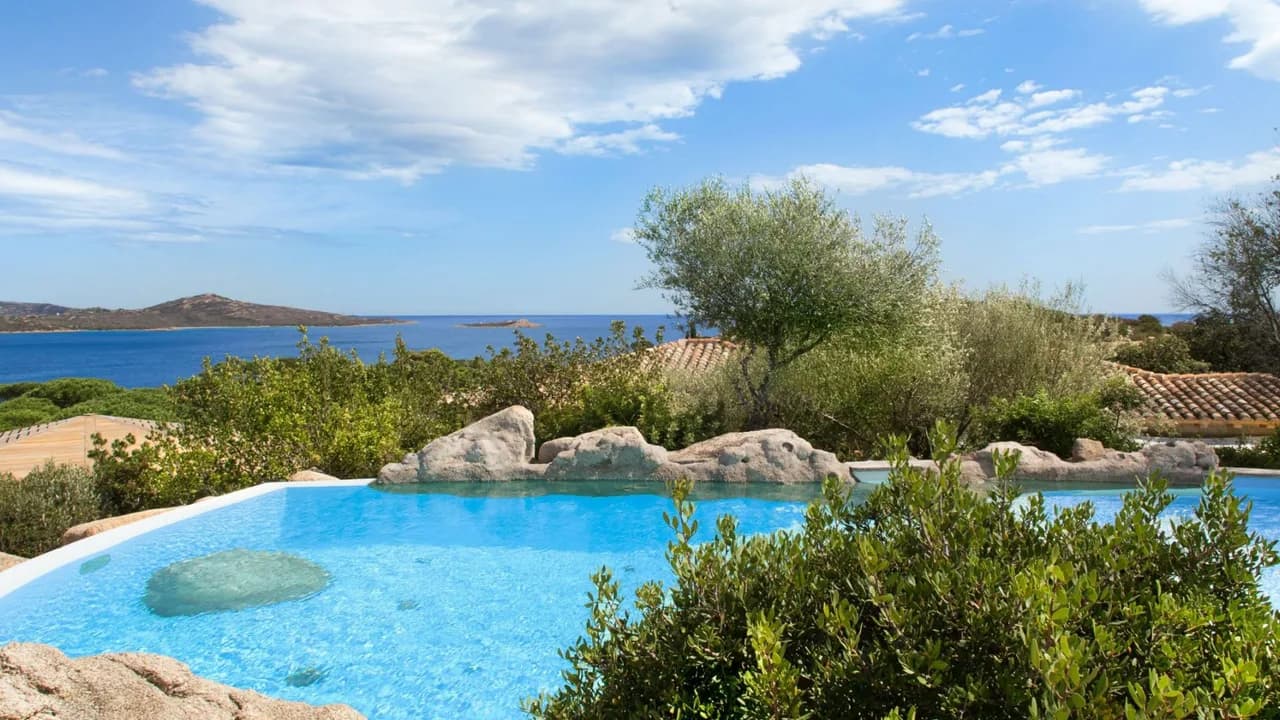 Exclusive Seaside Estate With Private Beach photo 5