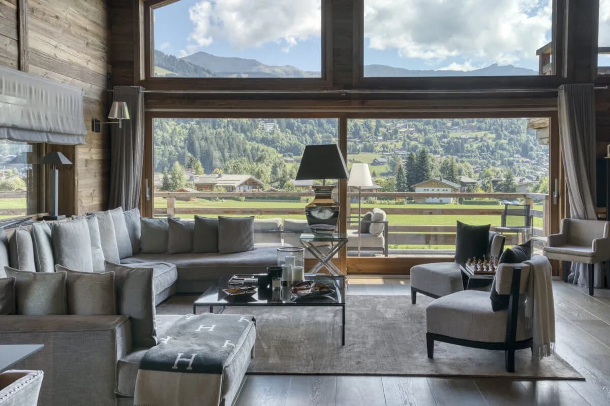 Elegant Alpine Residence with Sunlit Views photo 4