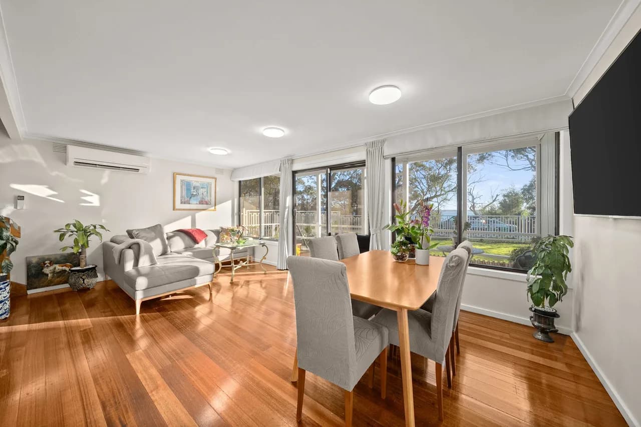 Beachfront Four Bedroom House in Victoria photo 5