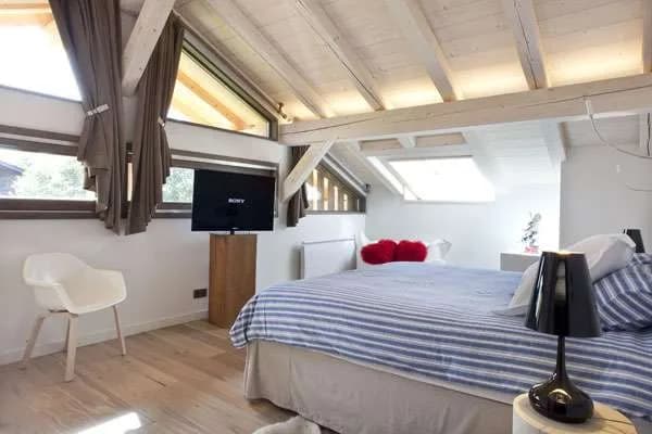 Elegant Chalet Offering Tranquility and Sunshine photo 5