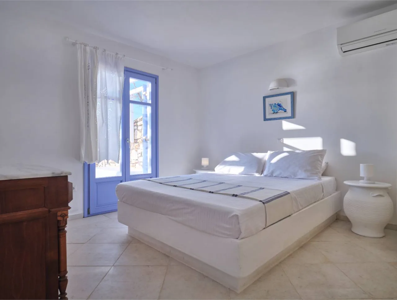 Elegant Paros Retreat Overlooking Antiparos Bay photo 4