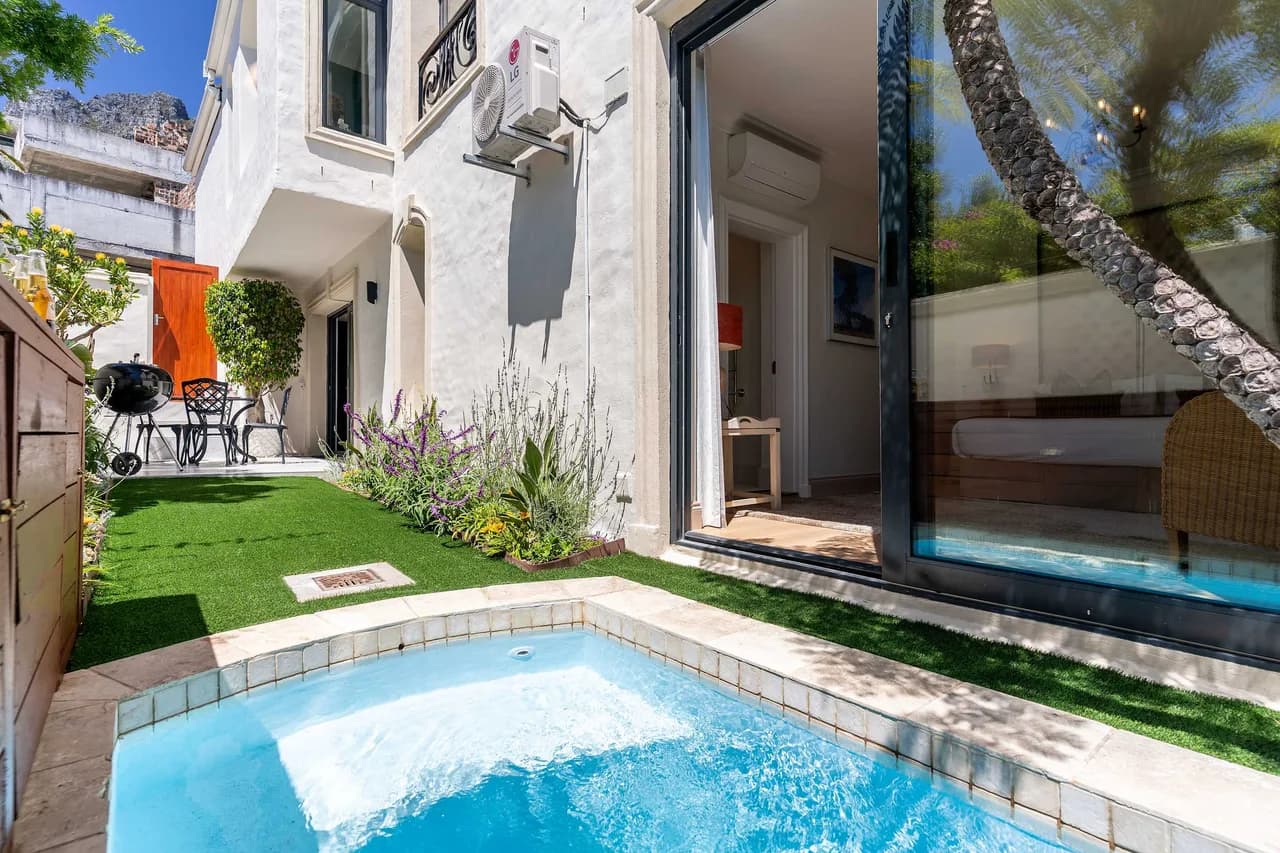 Heated Splash Pool Villa in Camps Bay photo 4