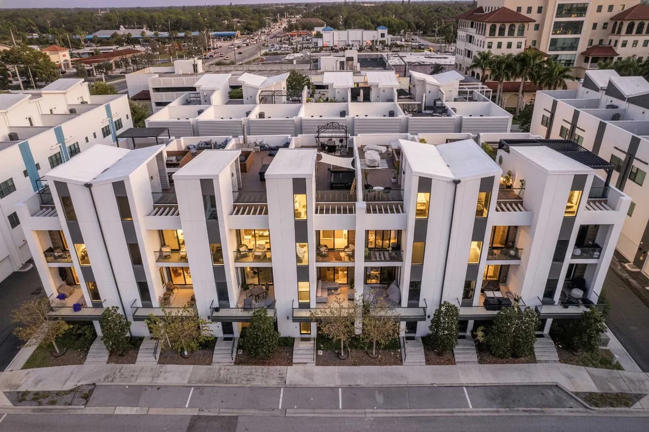 Modern 4BR Home with Rooftop Oasis photo 2