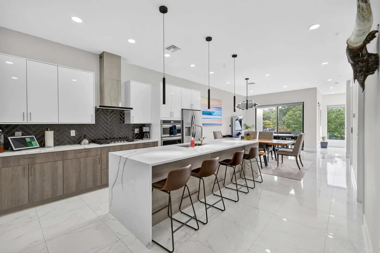 Modern 4BR Home with Rooftop Oasis photo 3