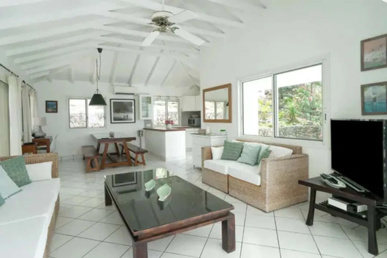 Serene Island Villa With Sweeping Views photo 4