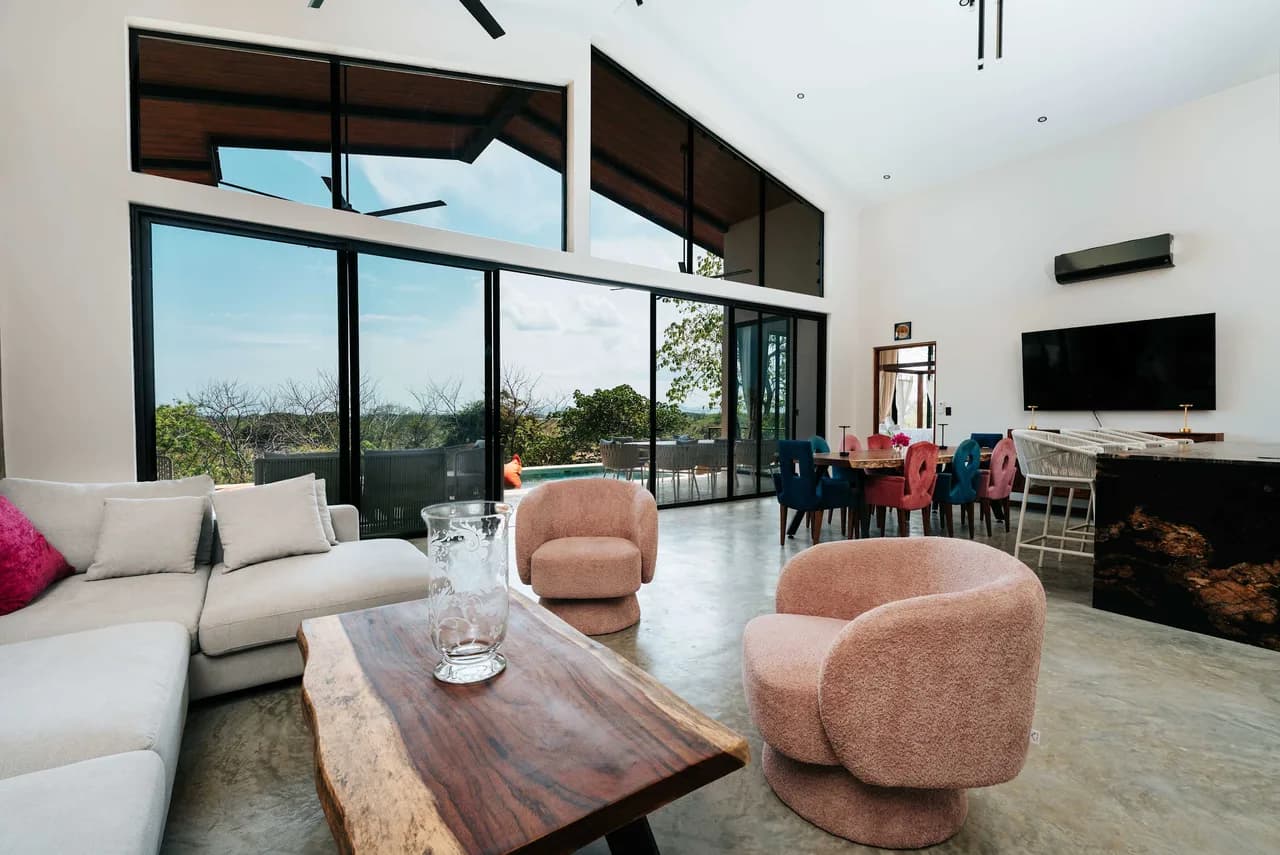 Nature-Focused Villa With Luxury Amenities photo 2