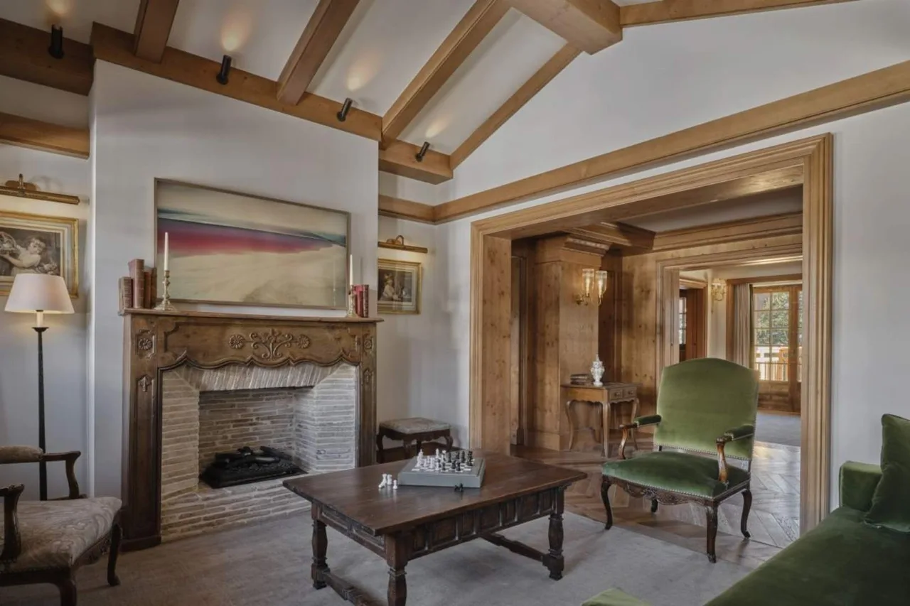 Refined Alpine Living Beside Pristine Slopes photo 2