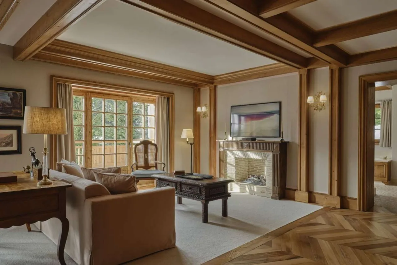 Refined Alpine Living Beside Pristine Slopes photo 3