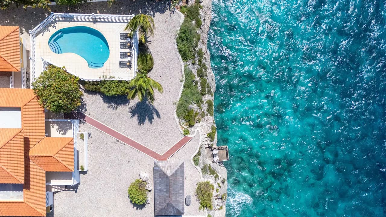 Expansive Coastal Villa with Private Garden in Curacao photo 2