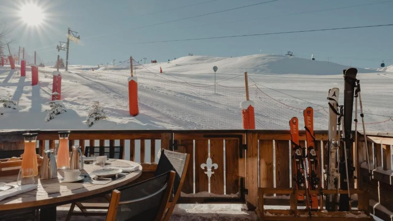 Chalet Overlooking Slopes With Balcony photo 4
