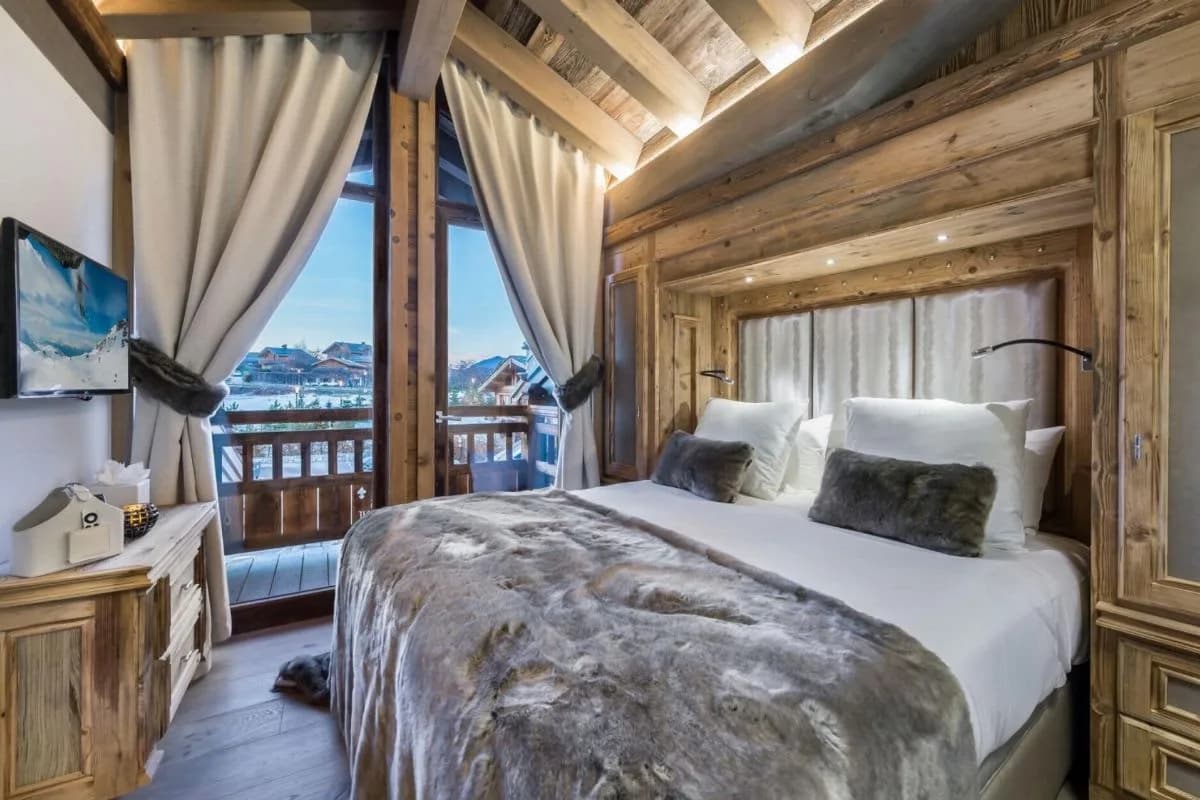 Beautiful Chalet Combining Wood And Modernity photo 3