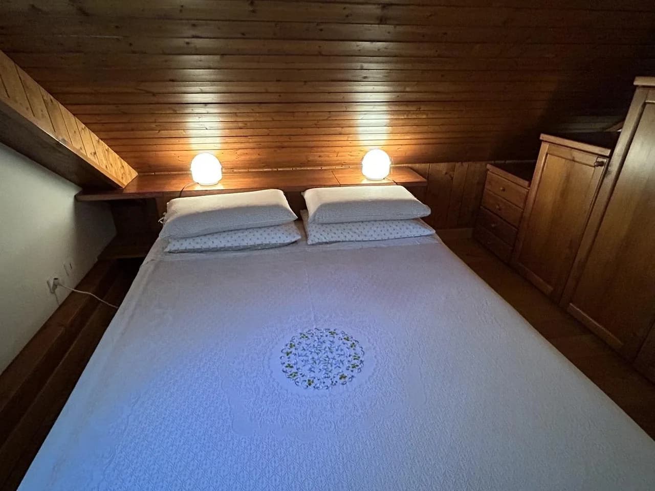 Charming Attic Apartment With Mountain Views photo 3