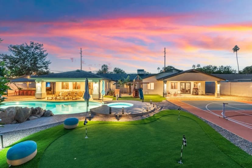 Heated Pool, Pickleball, Mini Putt,  Gym, Sleeps 24