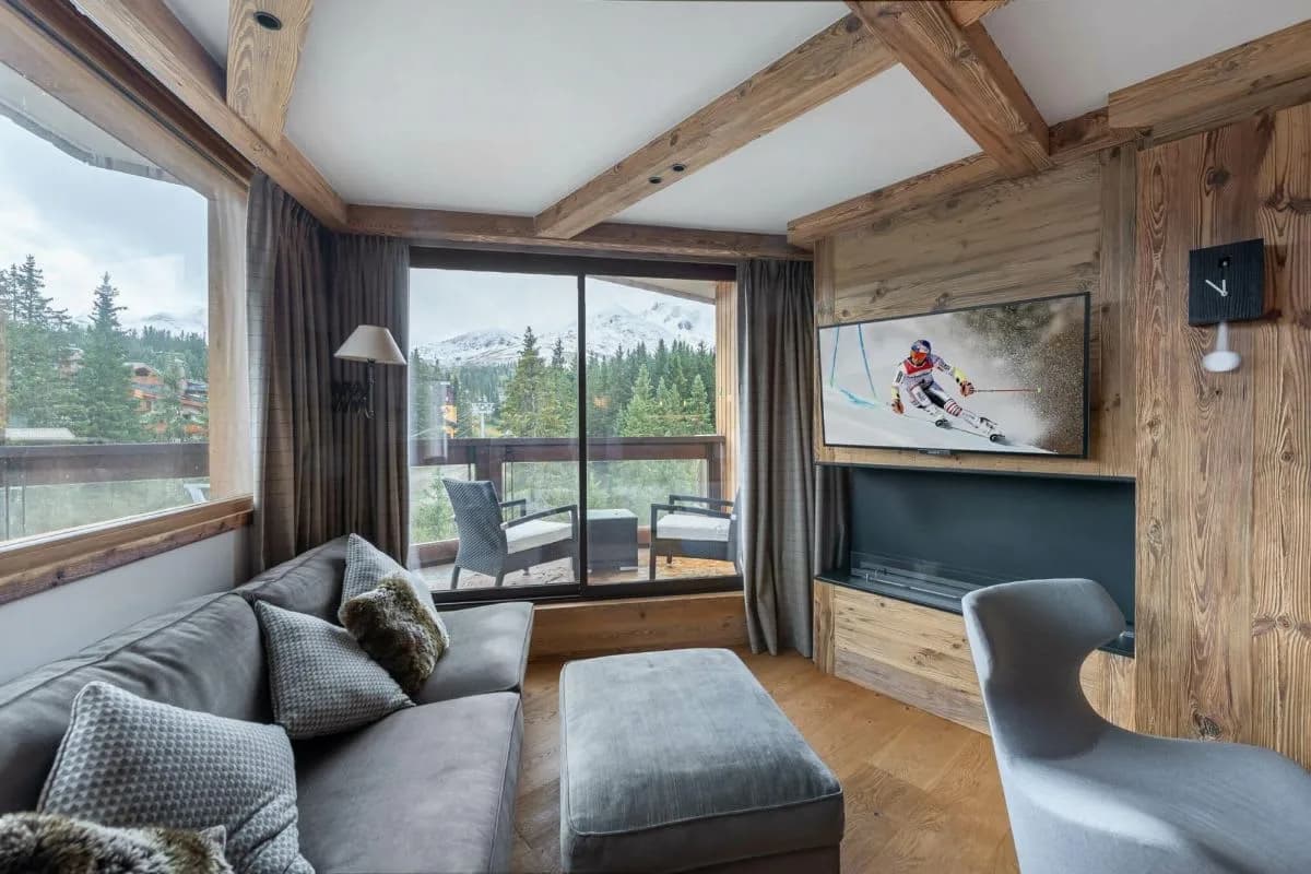 Sunlit Alpine Stay With Mountain Ambiance