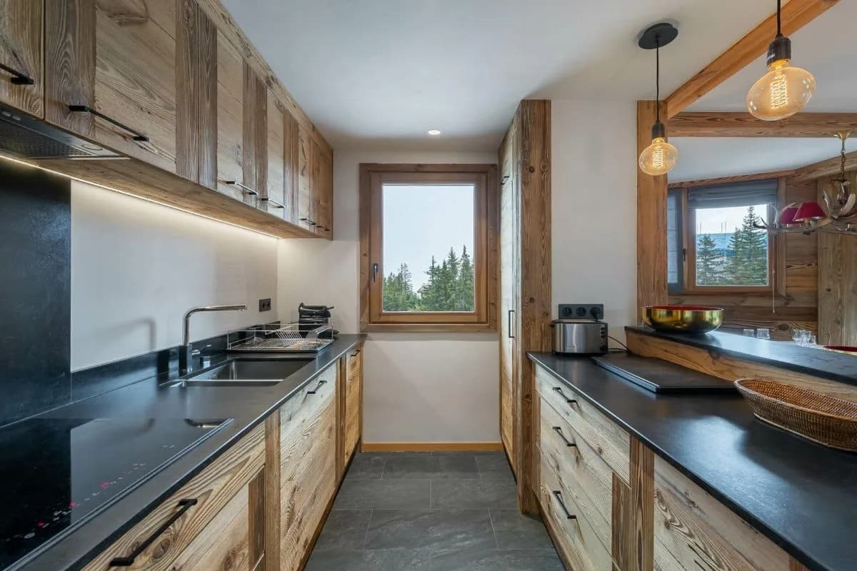 Sunlit Alpine Stay With Mountain Ambiance photo 5