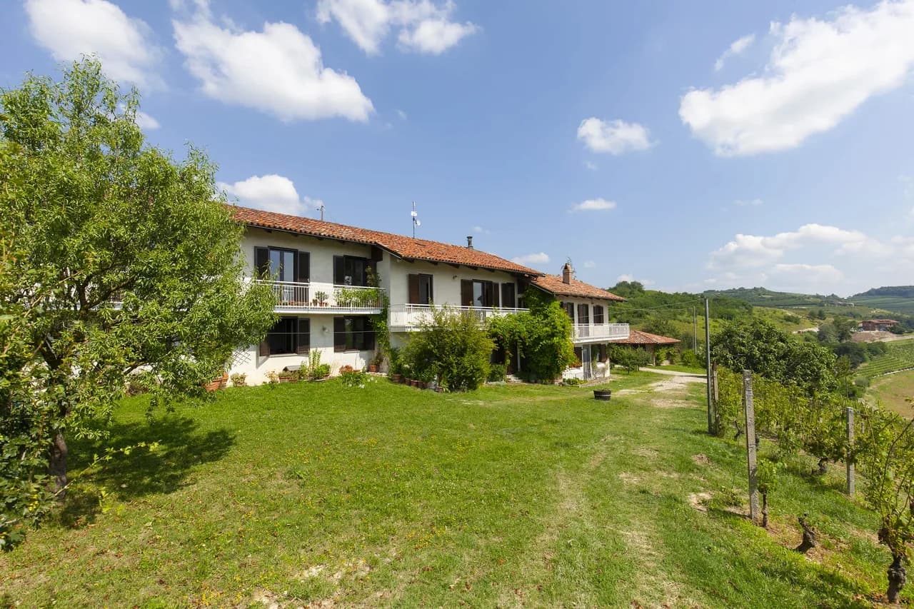Private Estate Among Vineyards in Trezzo Tinella photo 2