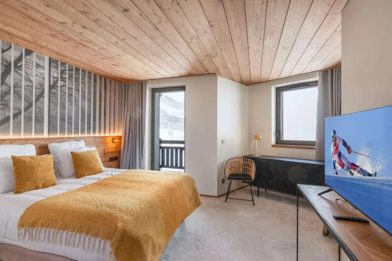 Beautiful Alpine Duplex With Ski Access photo 3