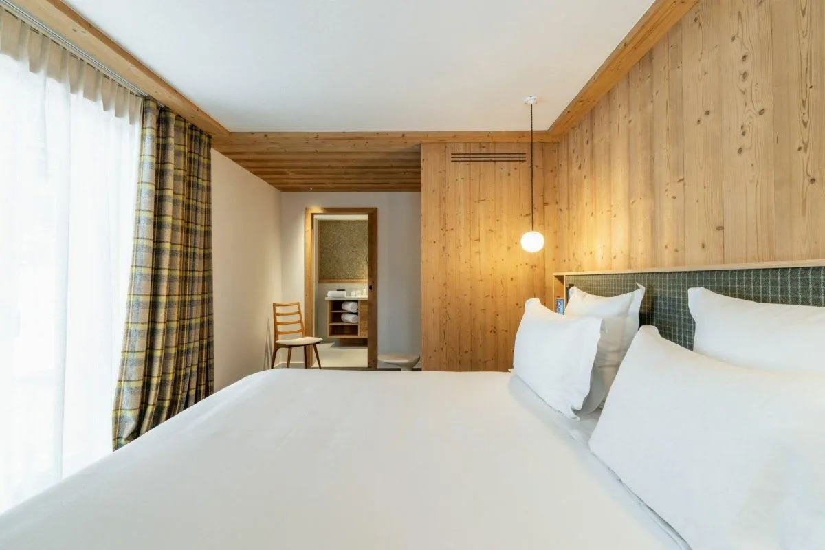 Stylish Four-Level Chalet With Fireplace photo 3