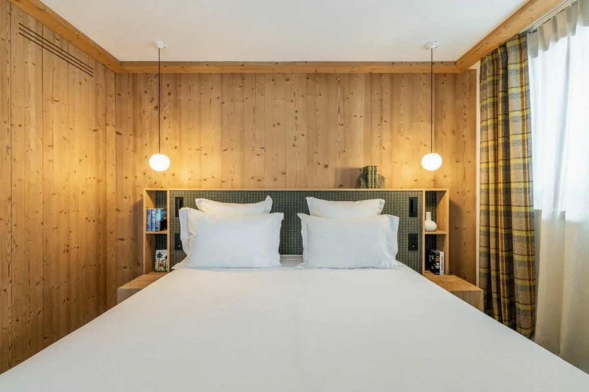 Stylish Four-Level Chalet With Fireplace photo 4