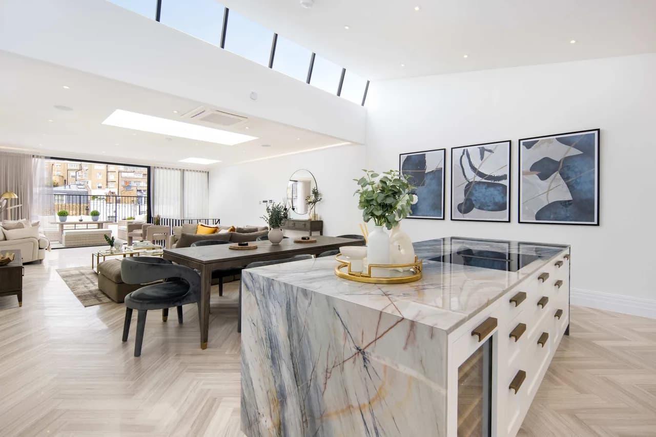 Elegant Duplex Steps from Luxury Shopping in South Kensington