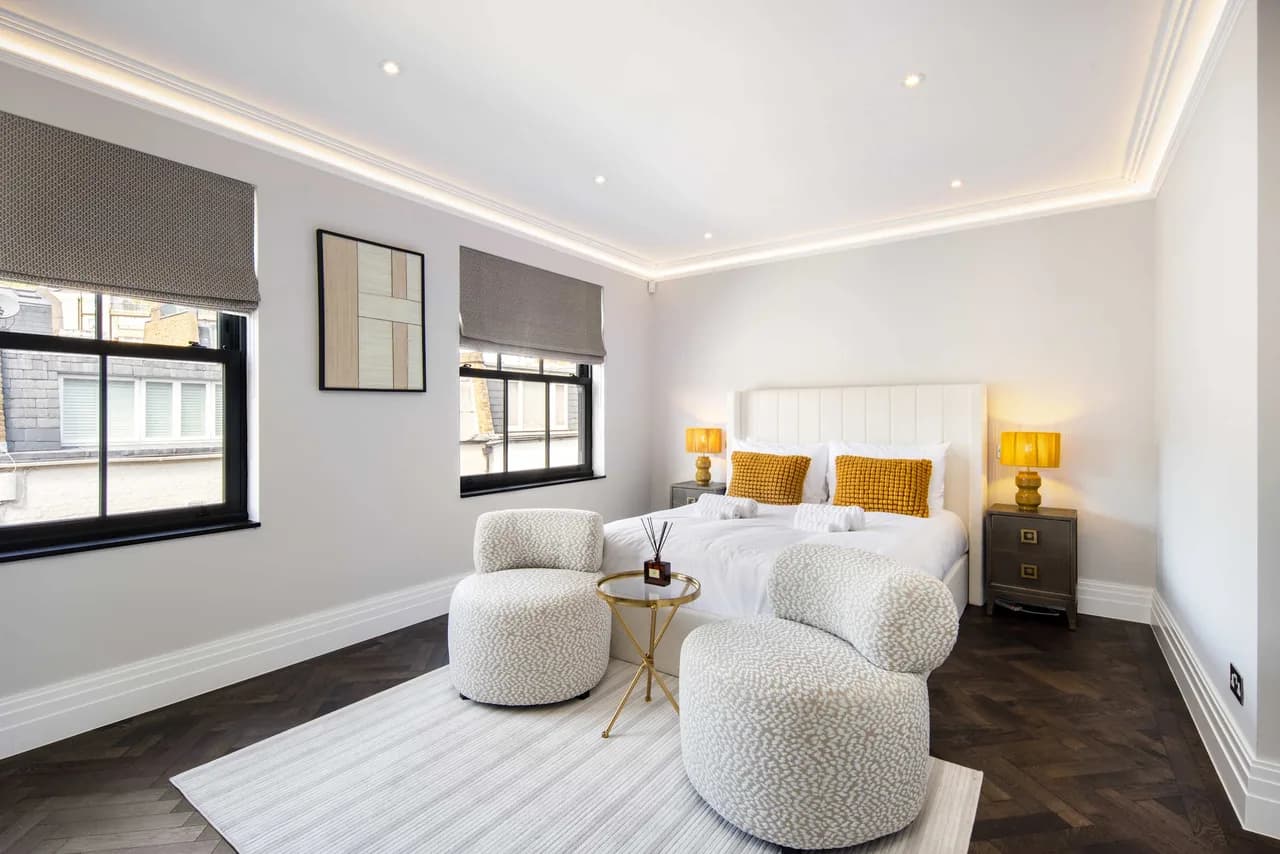 Elegant Duplex Steps from Luxury Shopping in South Kensington photo 5