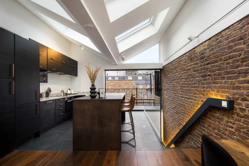 Stylish Townhouse Steps from Euston Station in London