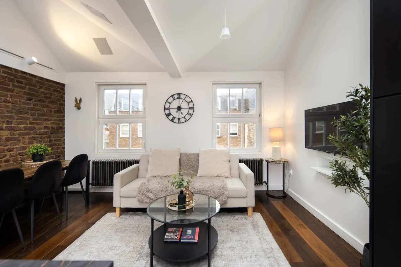 Elegant Townhouse Steps from Euston Station in Regent's Park, London photo 2