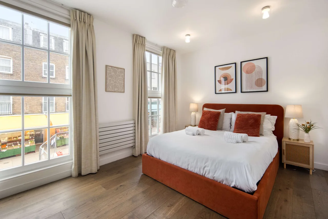 Elegant Townhouse Steps from Euston Station in Regent's Park, London photo 3
