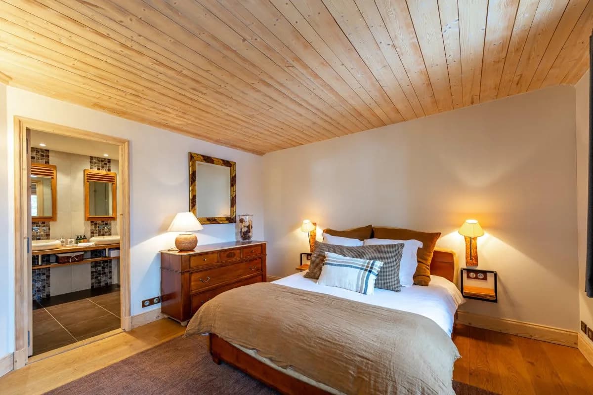 Welcoming Mountain Retreat With Rustic Design photo 3