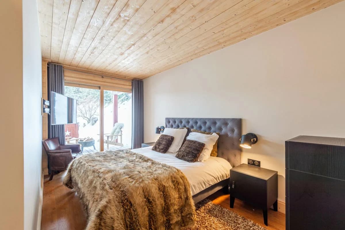 Welcoming Mountain Retreat With Rustic Design photo 4