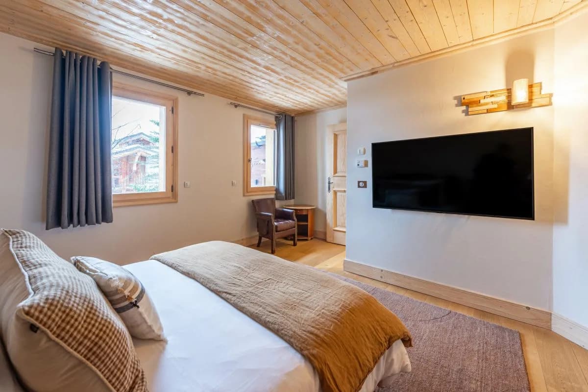 Welcoming Mountain Retreat With Rustic Design photo 5