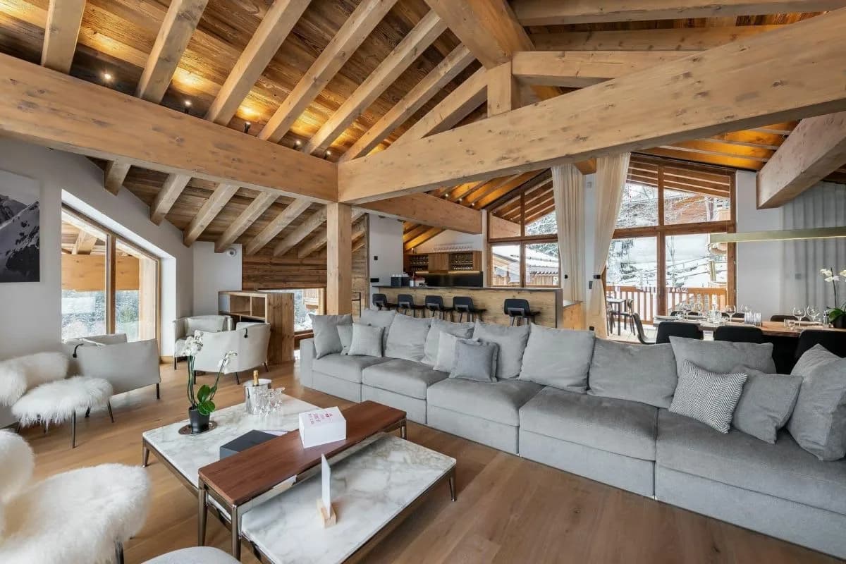 Stylish Mountain Residence With Large Living Areas photo 2