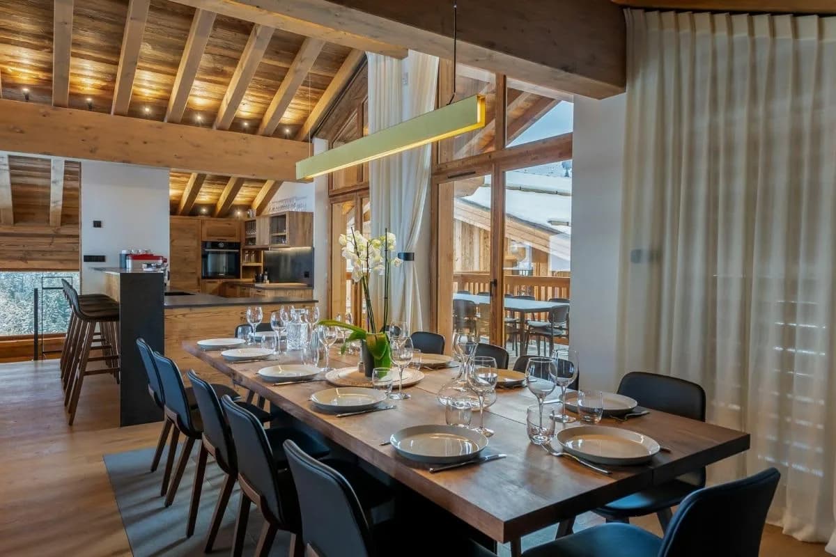Stylish Mountain Residence With Large Living Areas photo 4