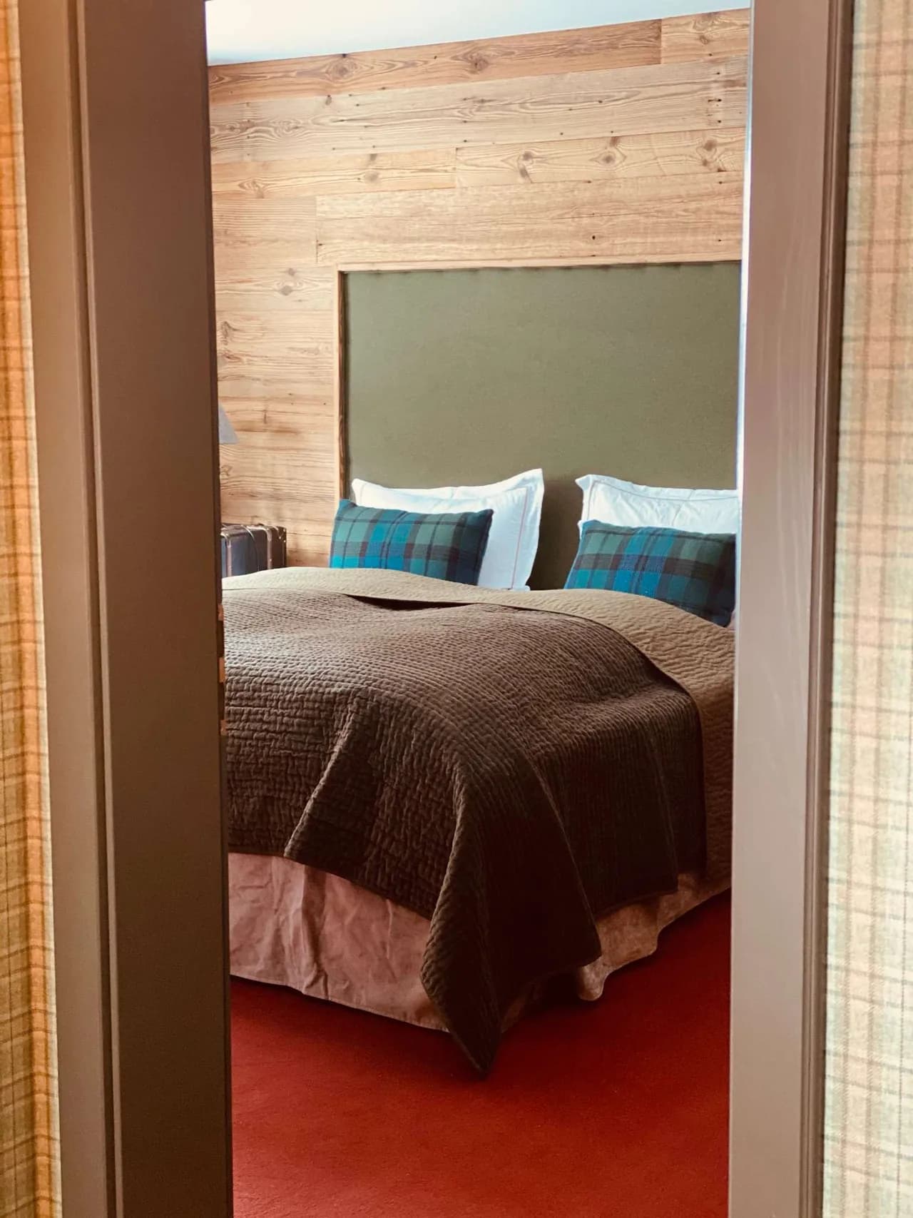 Stylish Mountain Hideaway With Cozy Charm photo 3