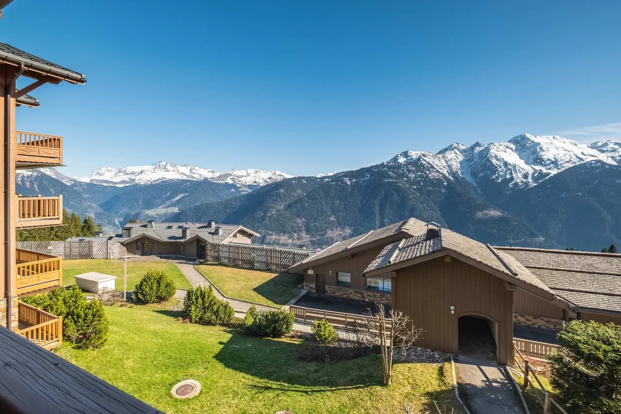Elegant Mountain Apartment With Pool Access