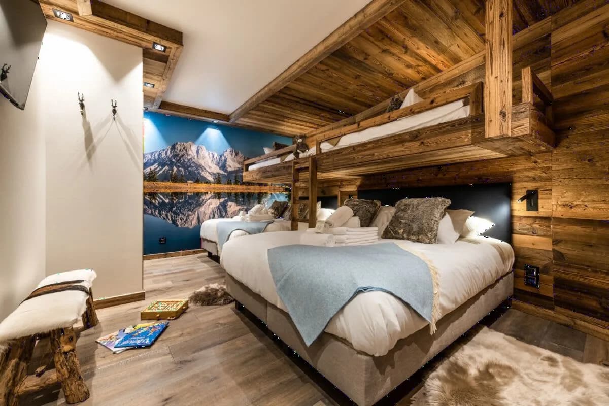 Mountain Getaway With Balconies and Views photo 2