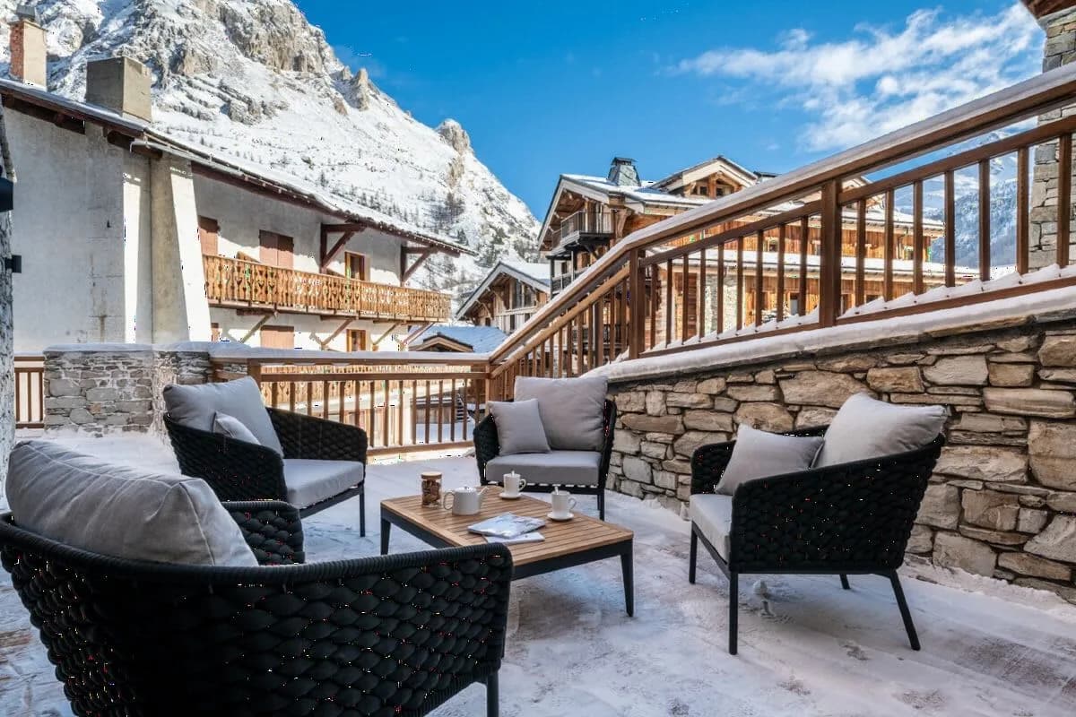 Mountain Getaway With Balconies and Views photo 3