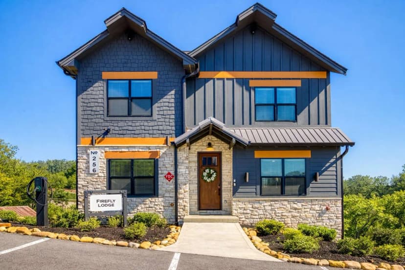 Firefly Lodge – Indoor Pool, Theater, Dog Friendly
