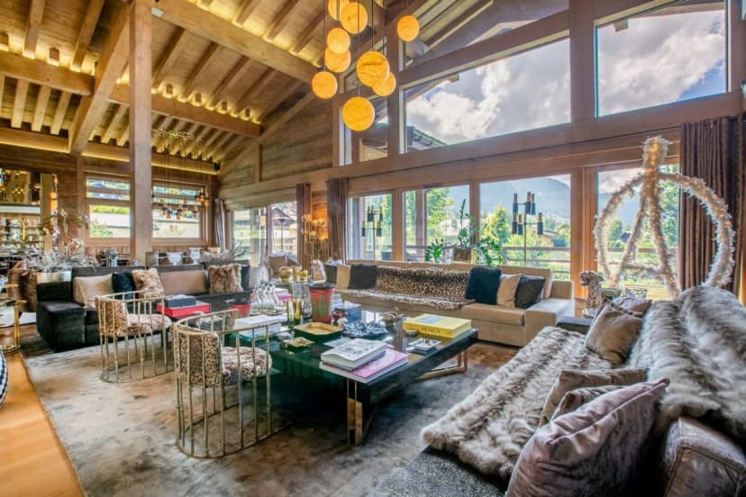 Elegant Chalet With Pool And Jacuzzi