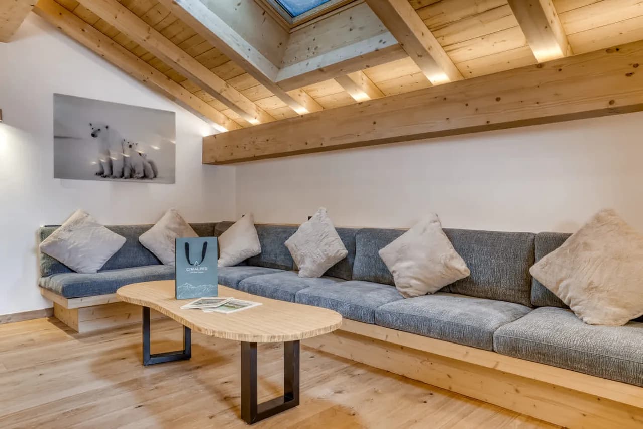Stylish Chalet Surrounded by Mountain Peaks photo 3