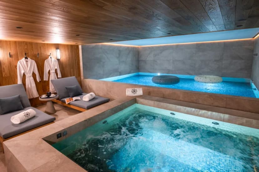 Slopeside Luxury Apartment With Private Pool