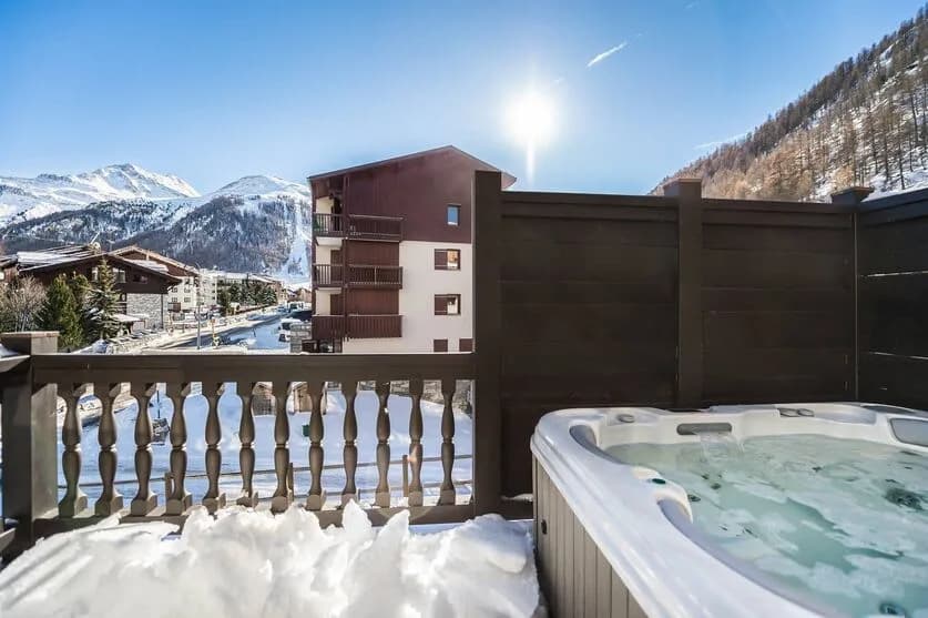 Elegant Ski Apartment With Outdoor Jacuzzi photo 2