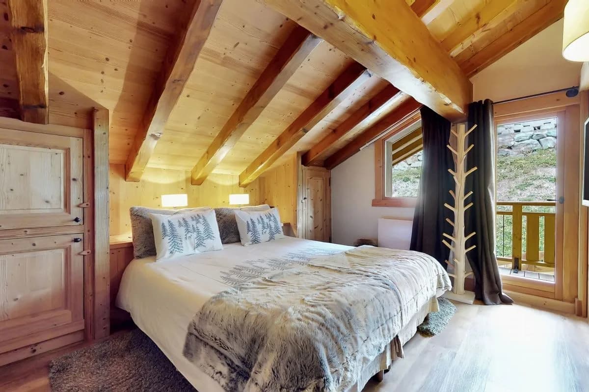 Expansive Alpine Chalet With Full Services photo 3