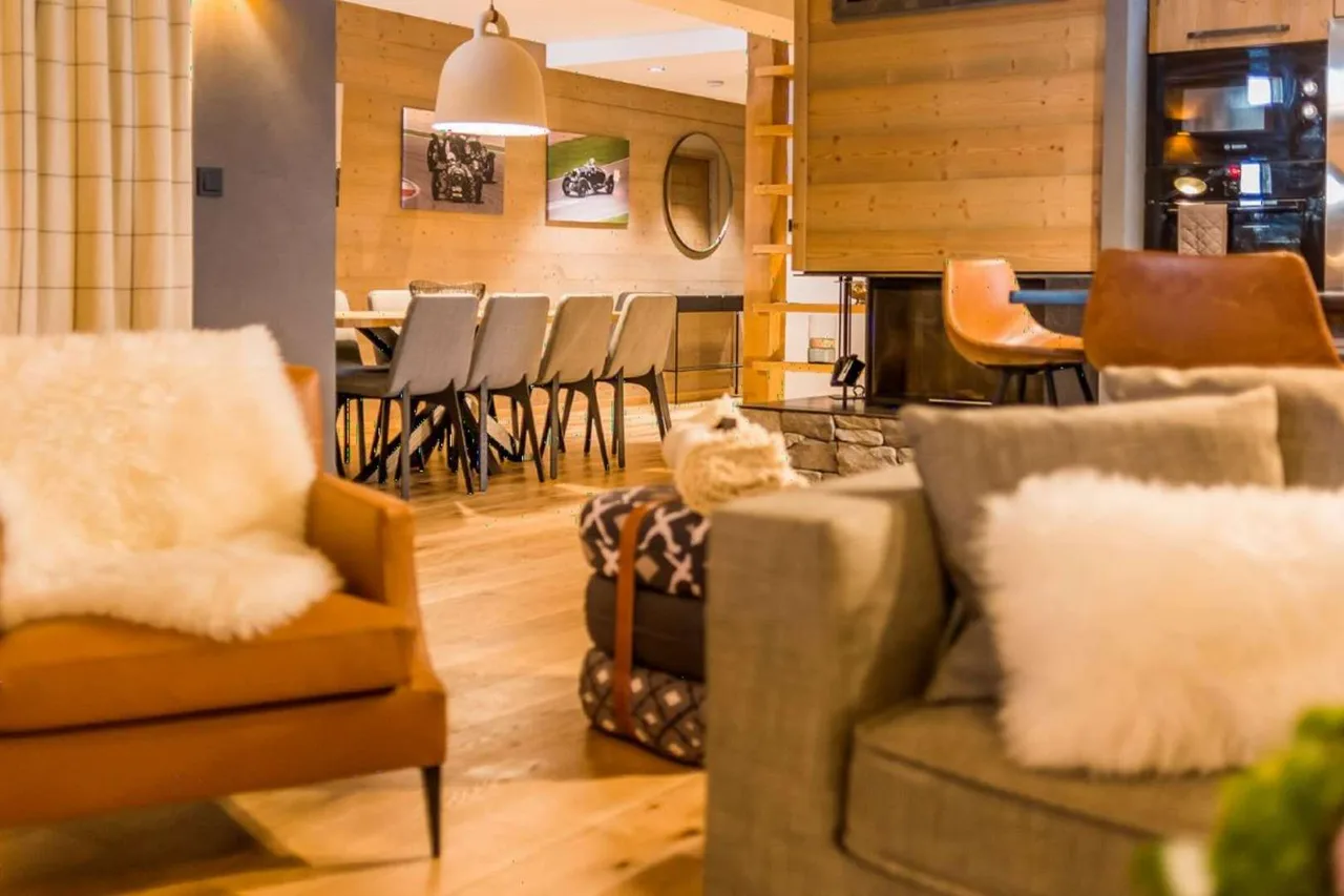 Contemporary Alpine Retreat Overlooking La Face photo 2