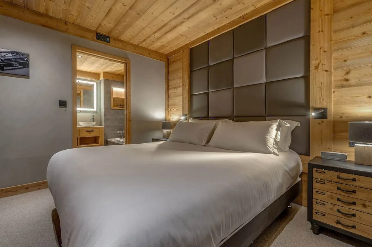 Contemporary Alpine Retreat Overlooking La Face photo 4
