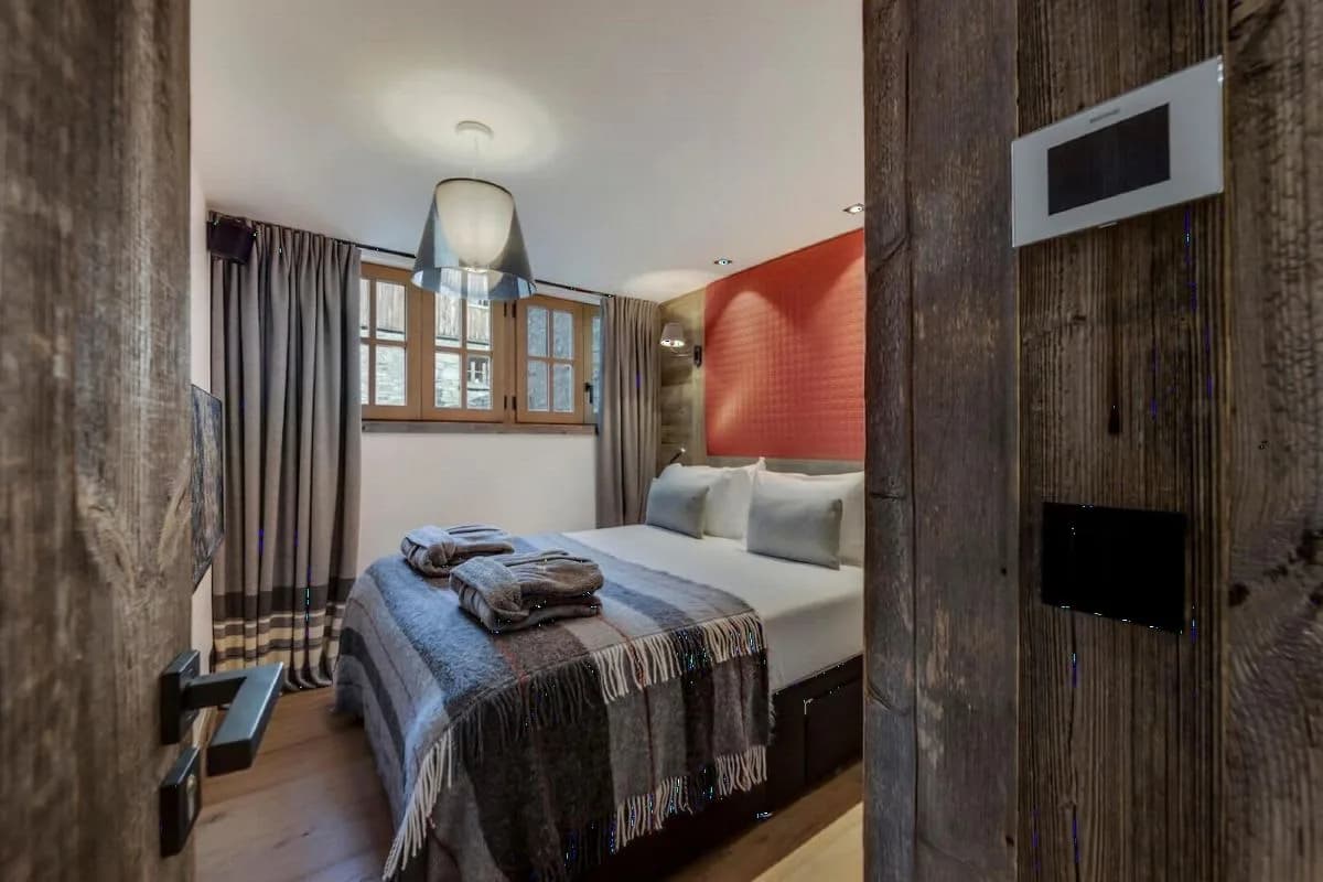Traditional Mountain Chalet With Fireplace photo 3