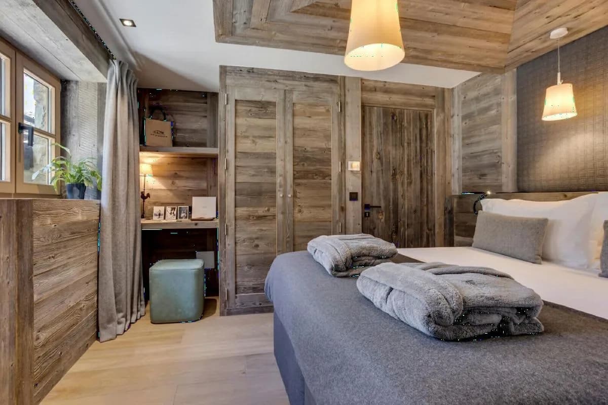 Traditional Mountain Chalet With Fireplace photo 5