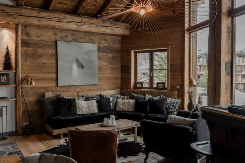 Mountain Chalet With Bar And Fireplace